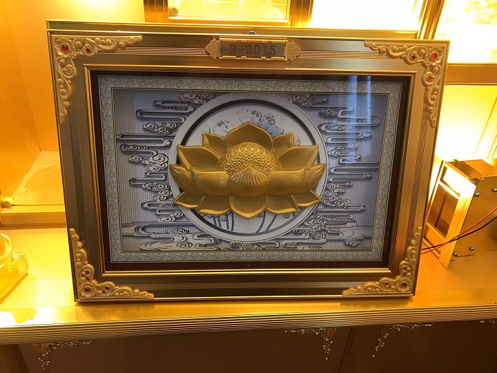 骨灰架不建議放供品，然可以放些生前遺物